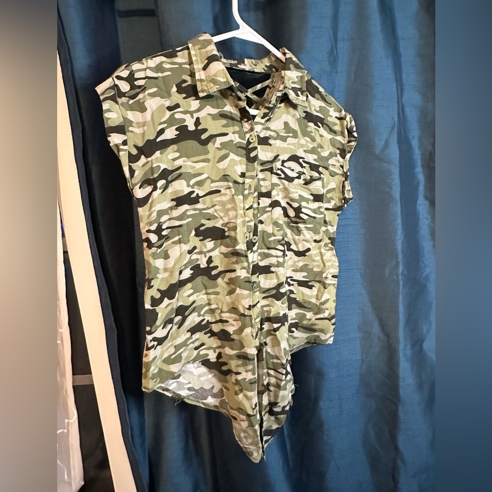 Women’s Camo Cropped Button-Up Shirt - Olive Green with front tie